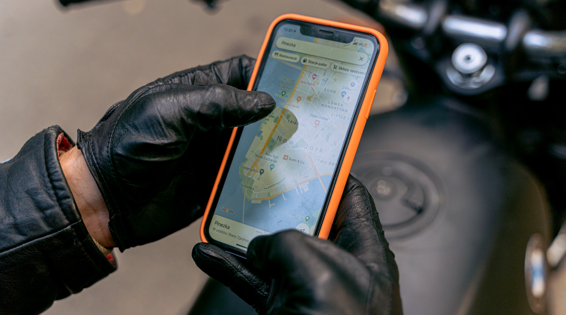 Motociclista usando celular enquanto pilota moto