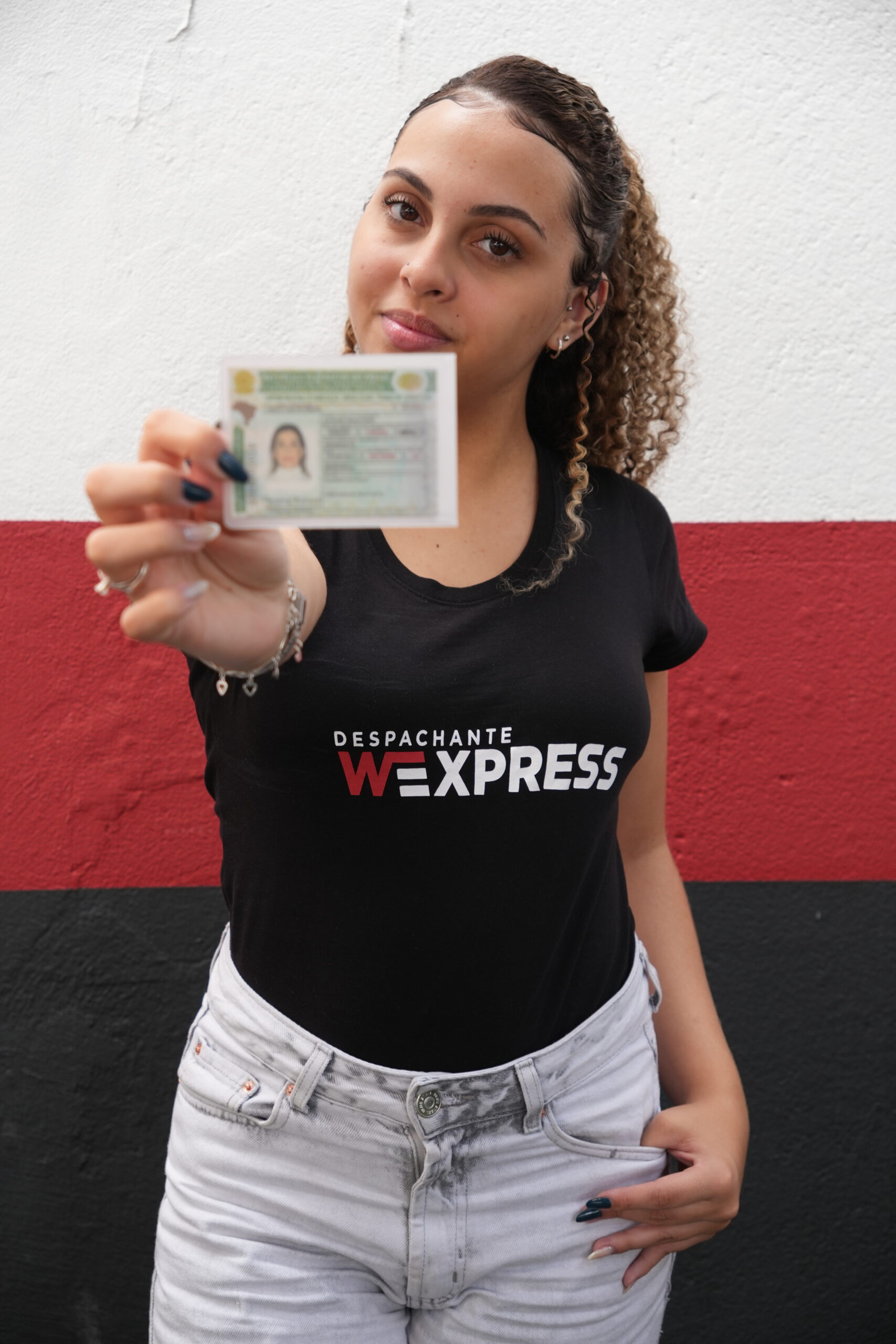 Consultora do W Express apresenta monitoramento de CNH para motorista evitar suspensão.