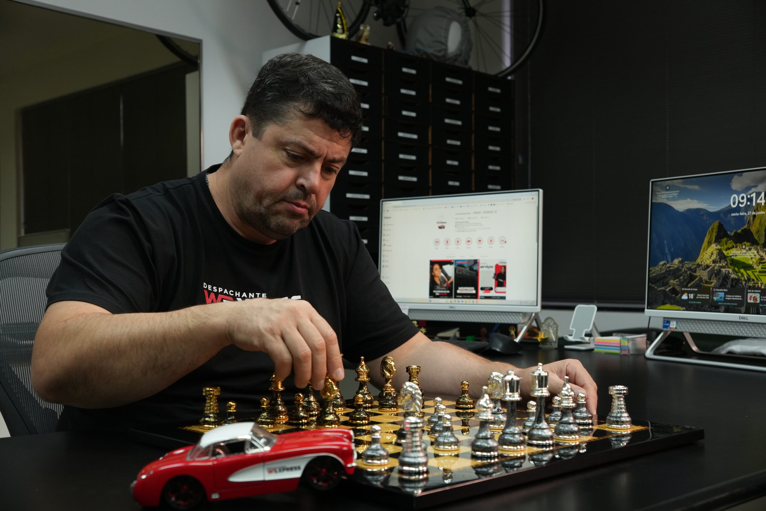 Homem finaliza licenciamento veicular pelo celular, no escritório da empresa, a poucas horas do prazo final.