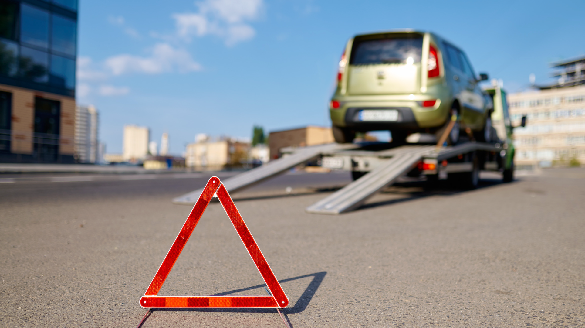 Carro sendo guinchado durante uma blitz de trânsito.