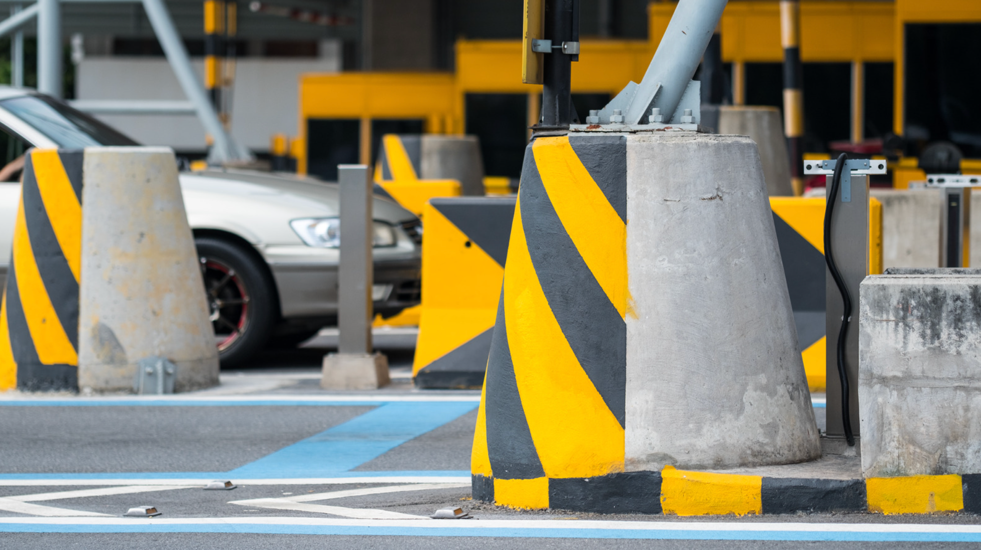 Estrutura de pedágio Free Flow em funcionamento, sem cancela e com cobrança automática via placa do veículo