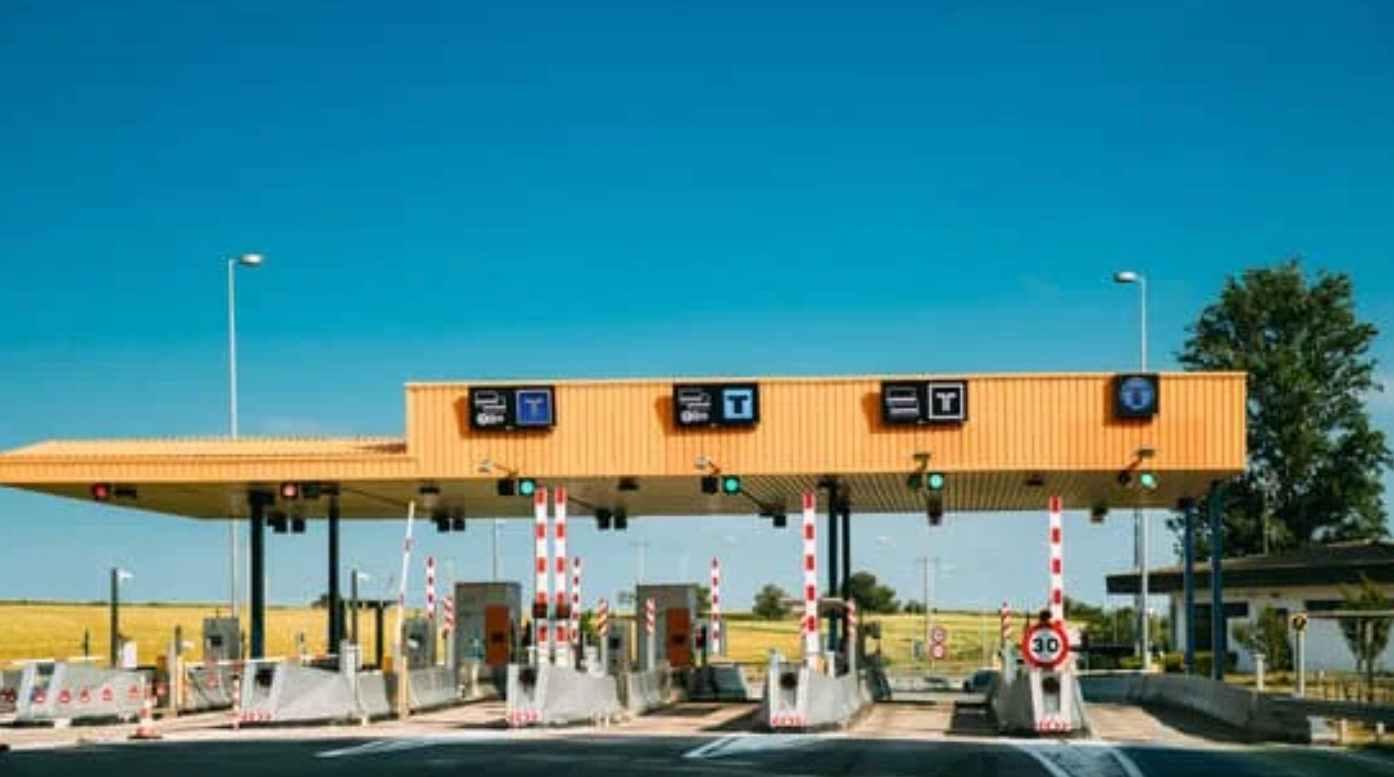 Motorista acessando app de pedágio para pagar Free Flow e evitar multa por evasão