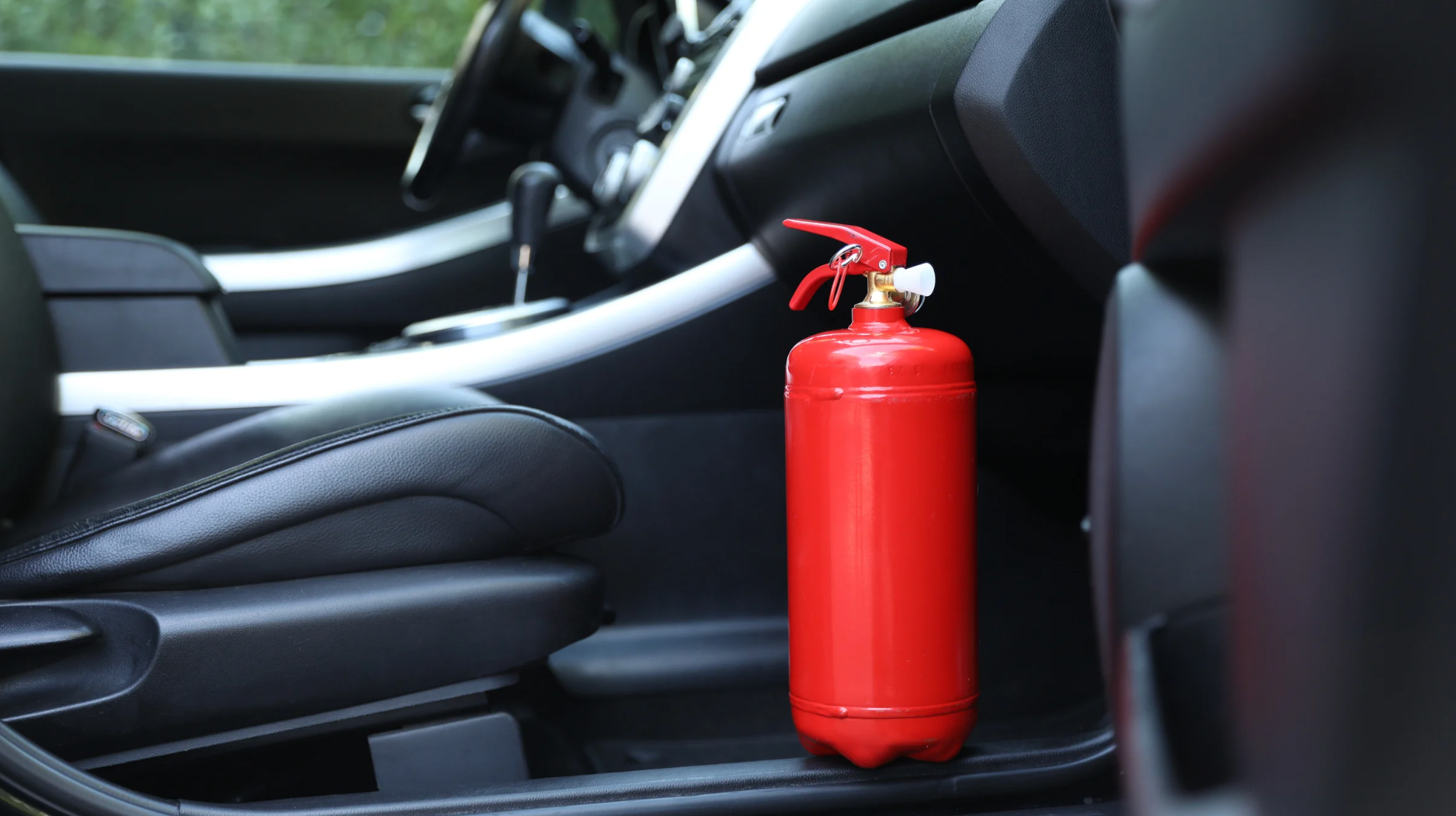 Extintor posicionado em van de transporte, conforme exigência legal