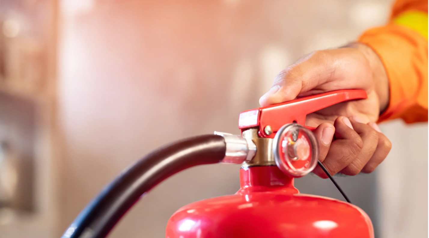 Extintor de incêndio fora da validade sendo inspecionado por agente de trânsito durante blitz veicular