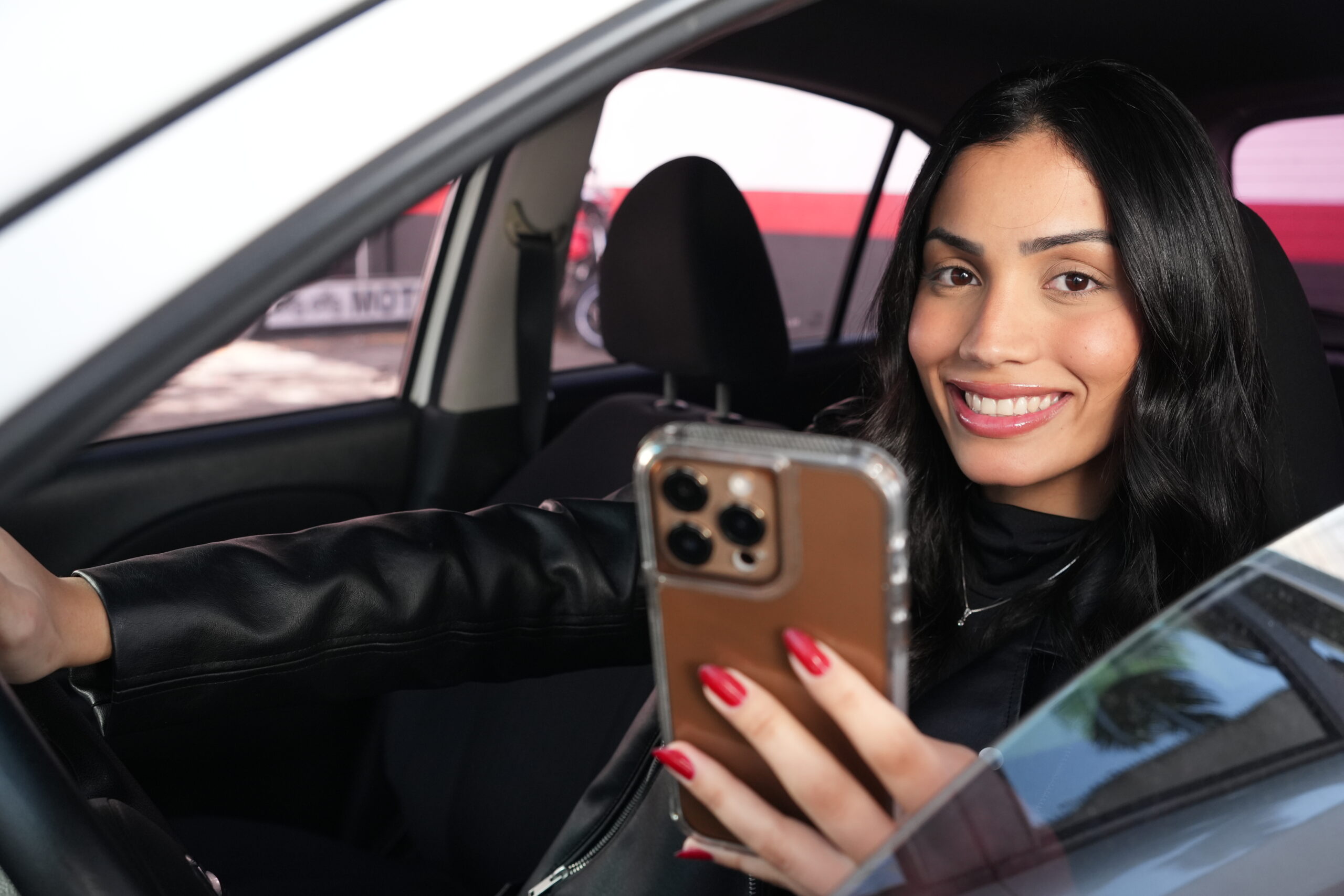 Motorista regularizando a documentação do carro 0KM pelo app Primeira Placa do WExpress.