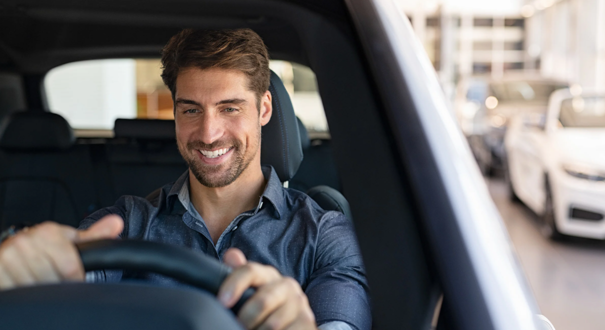 Motorista dirigindo no trânsito movimentado em cidade brasileira