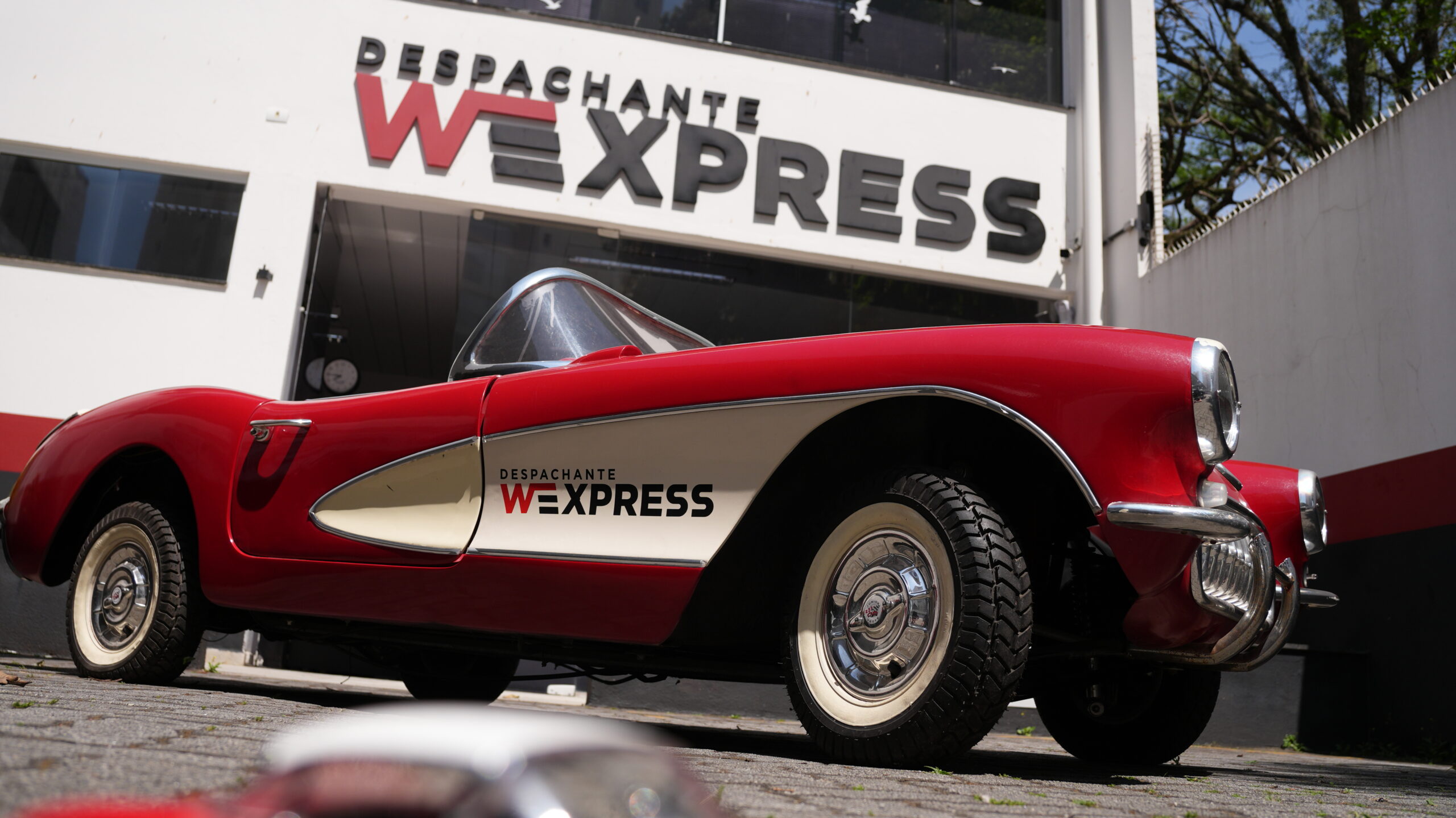 Carro antigo personalizado estacionado em frente à unidade do WExpress, ilustrando a importância de atualizar a cor no documento após pintura ou envelopamento