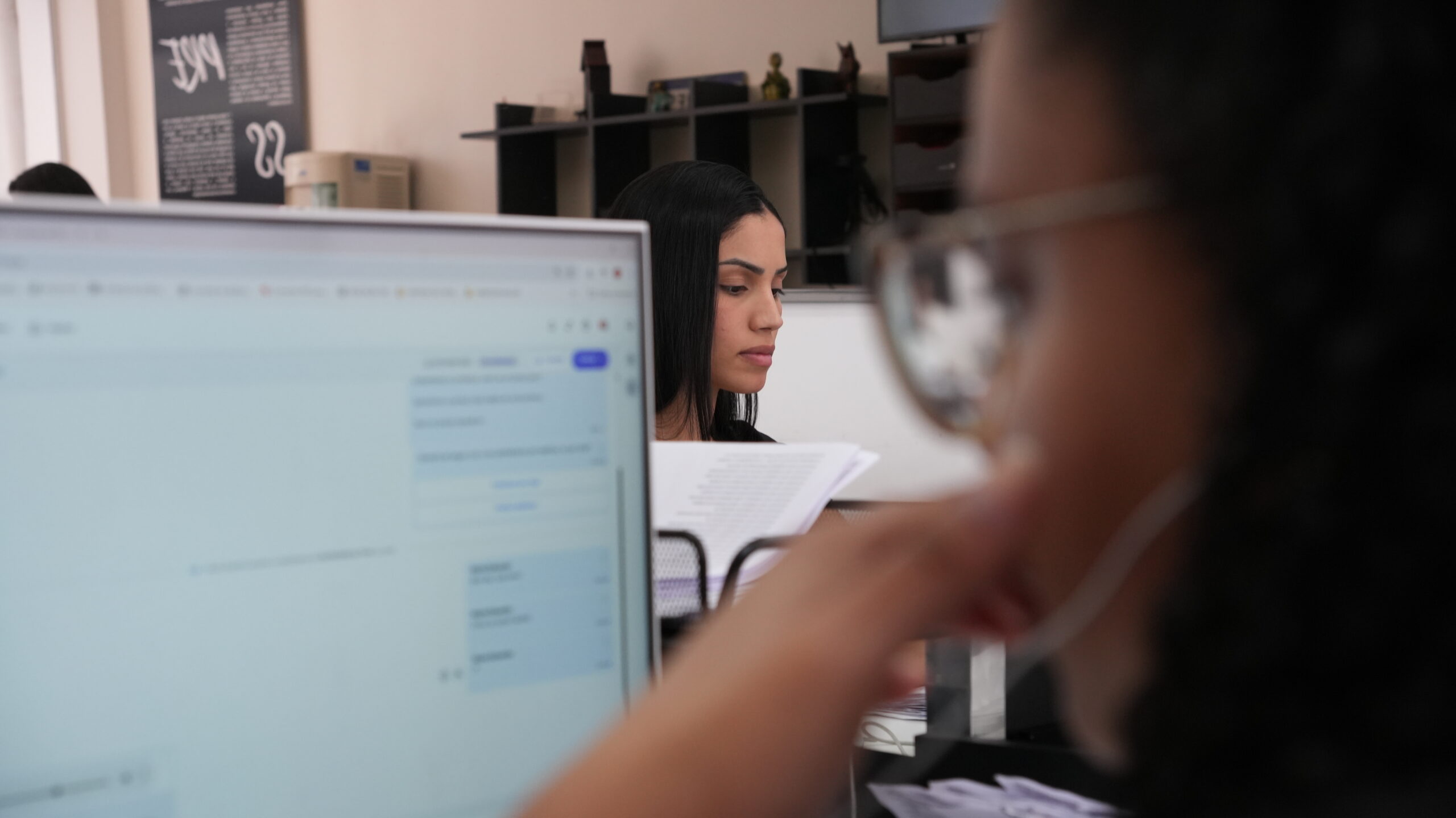 Equipe do WExpress atendendo clientes no escritório, mostrando agilidade e suporte completo para regularização de documentos veiculares